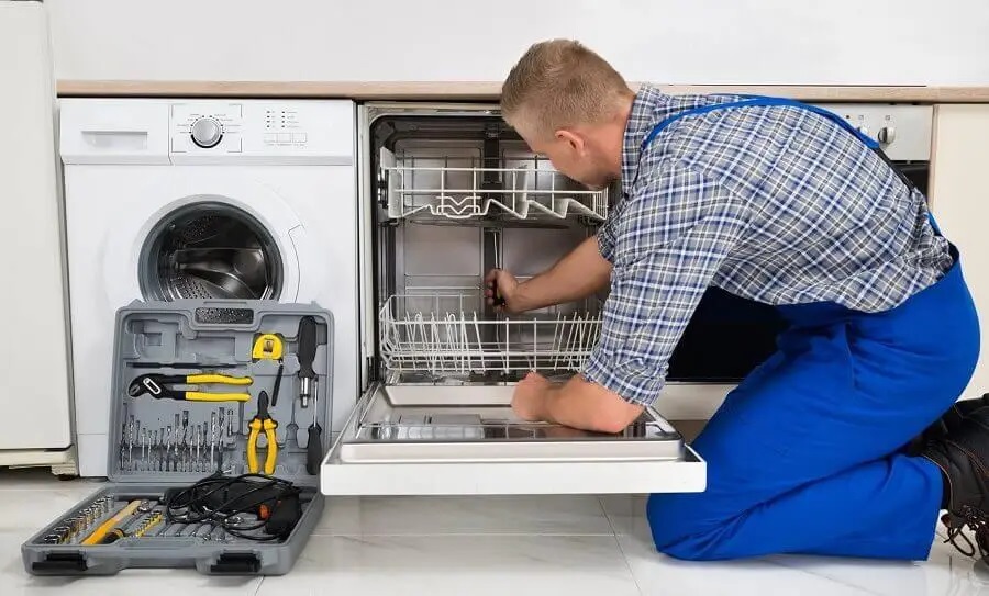 İzmit Viessmann servisi teknisyen ekibi beyaz eşya tamiri yaparken
